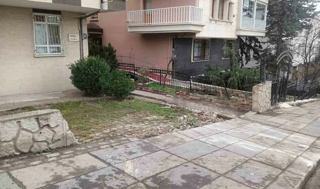 Ankara’da kontrolden çıkan hafriyat kamyonu, duvar ve ağacı yıkarak girdiği