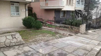 Ankara’da kontrolden çıkan hafriyat kamyonu, duvar ve ağacı yıkarak girdiği