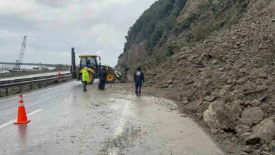 Zonguldak’ın Ereğli ilçesinde yağışların ardından meydana gelen heyelan kara yolunu