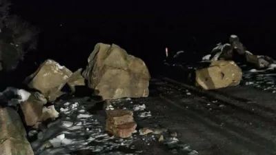 Karabük’ün Yenice ilçesinde iki köye ulaşımı sağlayan yol, düşen kayalar