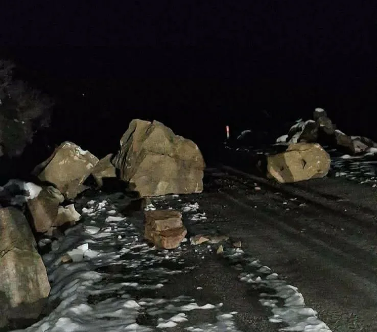 Karabük’ün Yenice ilçesinde iki köye ulaşımı sağlayan yol, düşen kayalar