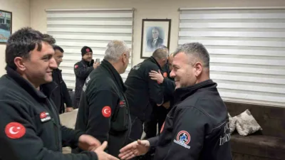 Düzce’de itfaiye ekipleri yeni yıla görev başında girdi. Ailelerinden uzakta