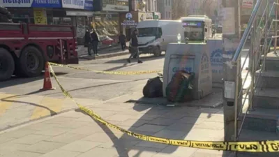 Kocaeli’nin Gebze ilçesinde kaldırımda yürüyen bir kişiye seyir halindeki araçtan