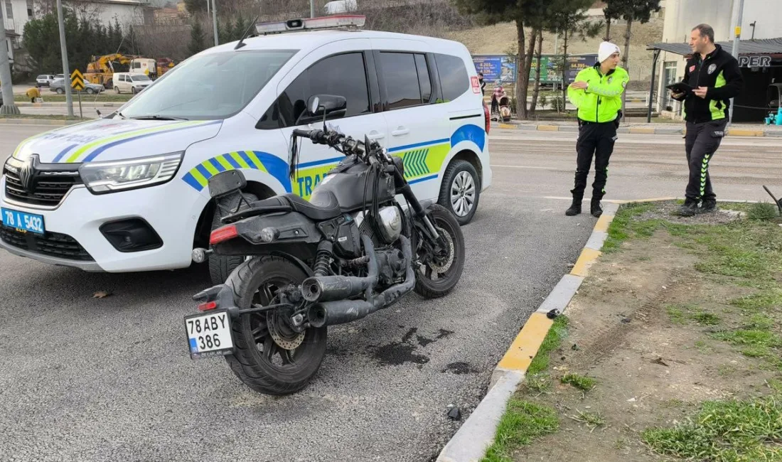 Karabük’te motosiklet ile kamyonetin çarpıştığı kazada 2 kişi yaralandı. Kaza,