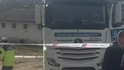 Kocaeli’nin Derince ilçesinde eşiyle birlikte yolun karşısına geçen kadın, kamyonun