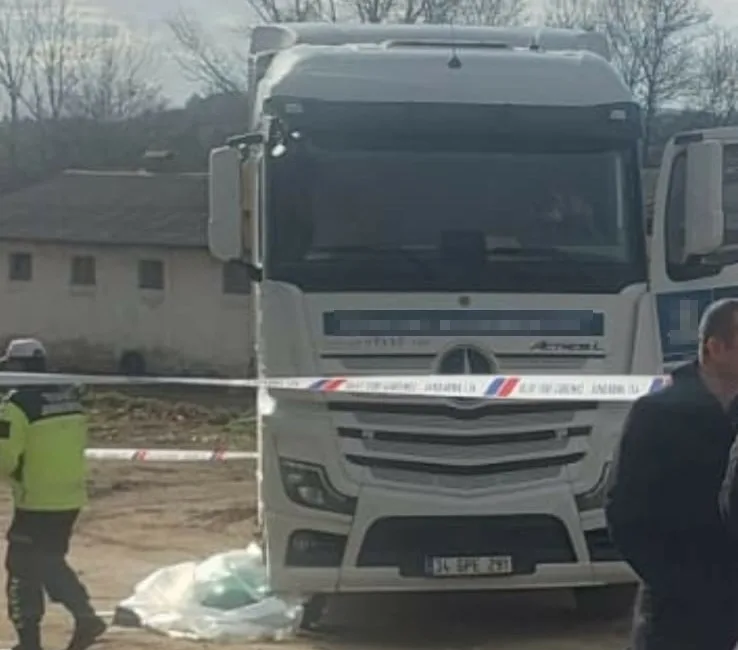 Kocaeli’nin Derince ilçesinde eşiyle birlikte yolun karşısına geçen kadın, kamyonun