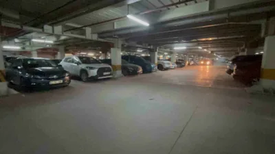 Kocaeli’nin İzmit ilçesinde kapalı otoparkta bir kişi, şakalaşırken birden kavgaya
