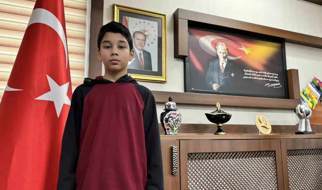 Karabük’te okula giderken İstiklal Marşı’nın okunduğunu duyan ve kar yağışı