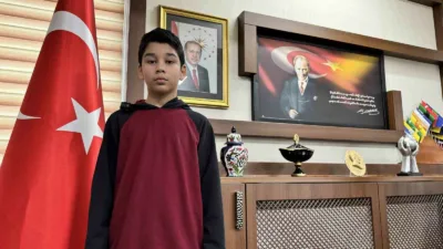 Karabük’te okula giderken İstiklal Marşı’nın okunduğunu duyan ve kar yağışı