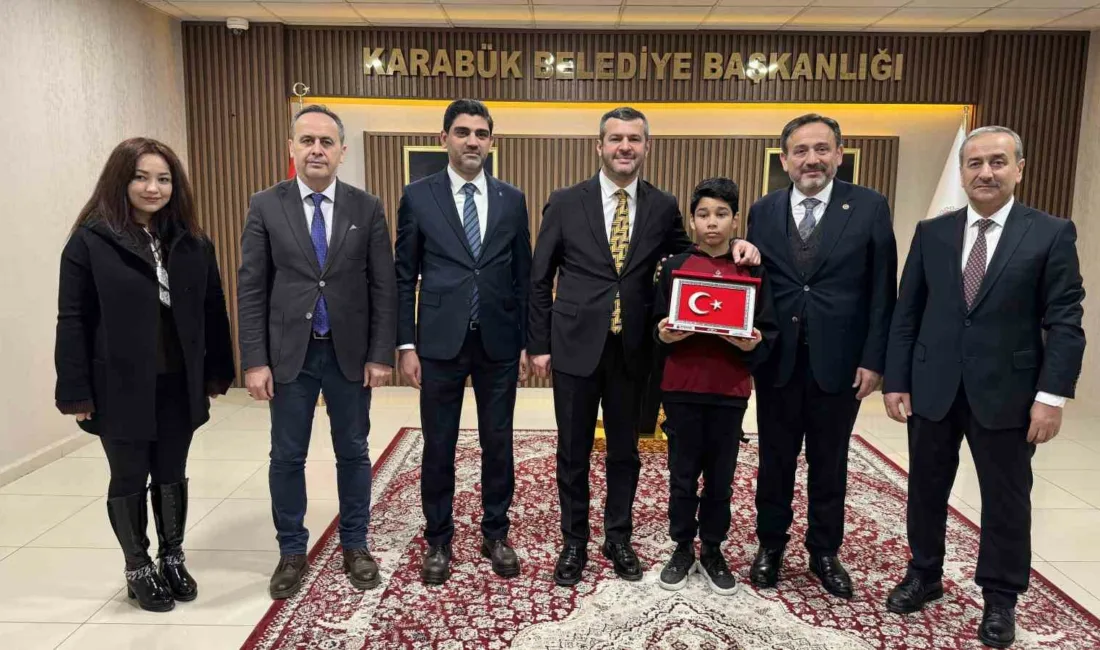 Karabük’te İstiklal Marşı okunurken kar altında saygı duruşunda bulunan Türkmenistan