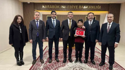 Karabük’te İstiklal Marşı okunurken kar altında saygı duruşunda bulunan Türkmenistan