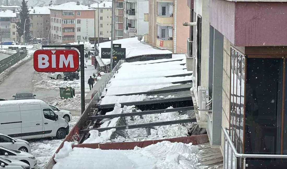 Karabük’te bir zincir marketin çatısı, kar birikintisinin ağırlığına dayanamayarak çöktü.