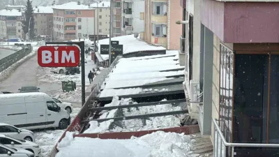 Karabük’te bir zincir marketin çatısı, kar birikintisinin ağırlığına dayanamayarak çöktü.