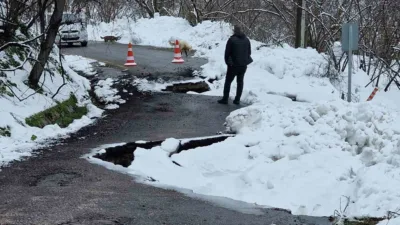 Sakarya’nın Kocaali ilçesinde mahalle bağlantı yolunda meydana gelen heyelan sebebiyle
