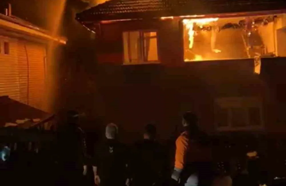 Karabük’ün Yenice ilçesinde iki katlı evde çıkan yangın itfaiye ekiplerince