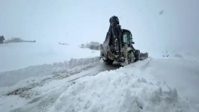 Karabük’te kar yağışı sonrası kapalı köy yolu sayısı 17’ye düşürüldü.