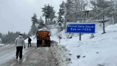 Karabük’ün yüksek kesimlerinde yeniden başlayan karla birlikte ekipler kar küreme