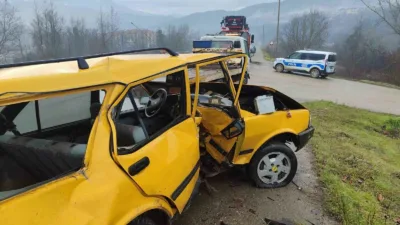 Karabük’ün Yenice ilçesinde kontrolden çıkan otomobilin kaldırımda bulunan demir bariyere