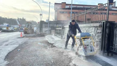 Karabük’te yoğun kar yağışının ardından belediye ekipleri, yol ve kaldırım