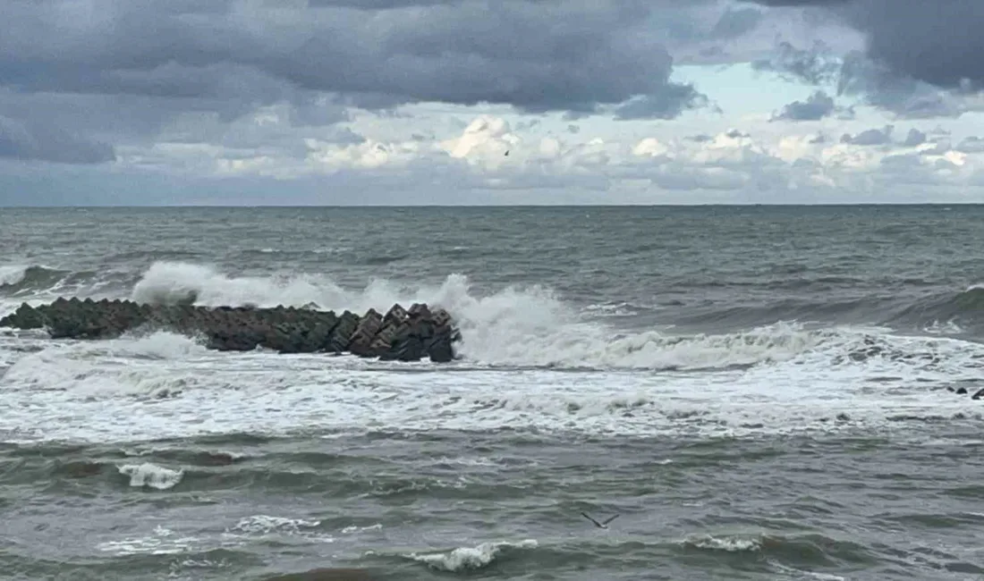 DÜZCE (İHA) – Düzce’nin Akçakoca ilçesinde Karadeniz’de etkili olan fırtına