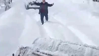 Kastamonu’nun Bozkurt ilçesinde köyünün yolu ulaşıma kapanan vatandaş, iş makinesini