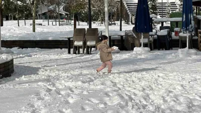 Düzce kar yağışı ile birikte beyaz gelinliğini giydi. Karın yağışına