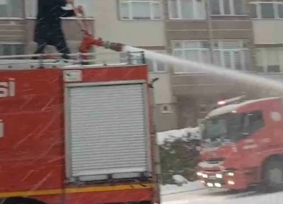 Zonguldak’ın Alaplı ilçesinde etkili olan kar yağışı nedeniyle belediye ekipleri,