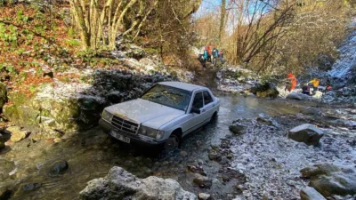 Kocaeli’nin Kartepe ilçesinde ormanlık alanda dere yatağında bir otomobilin fark