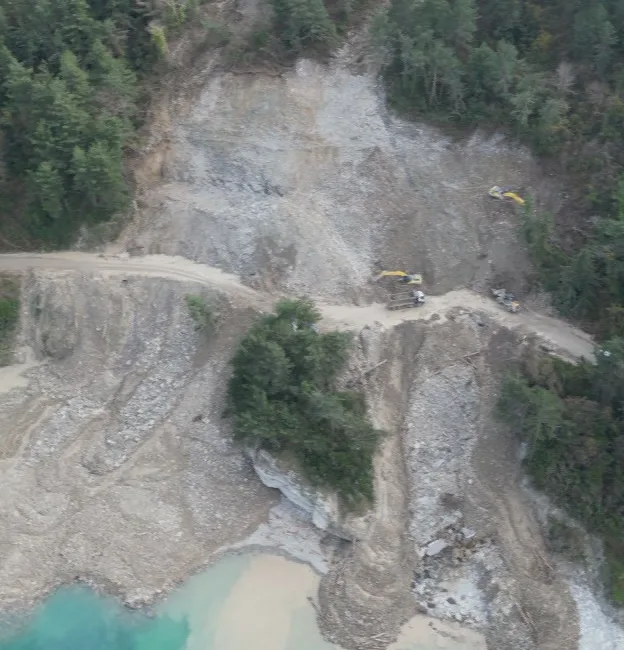 Kastamonu’da yağış sonrası meydana gelen heyelan sebebiyle ulaşıma kapanan İnebolu-Doğanyurt-Cide