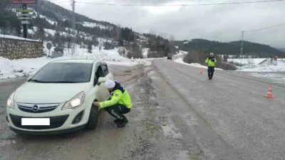 Kastamonu’da jandarma ekipleri tarafından buzlanma sebepli kazaların önüne geçmek için