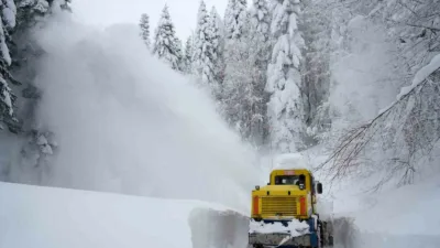 Kastamonu’da etkili olan kar yağışı sebebiyle yolu ulaşıma kapanan köy