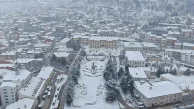 Kastamonu’da etkili olan kar yağışı kent merkezini beyaza bürüdü. Kastamonu’da