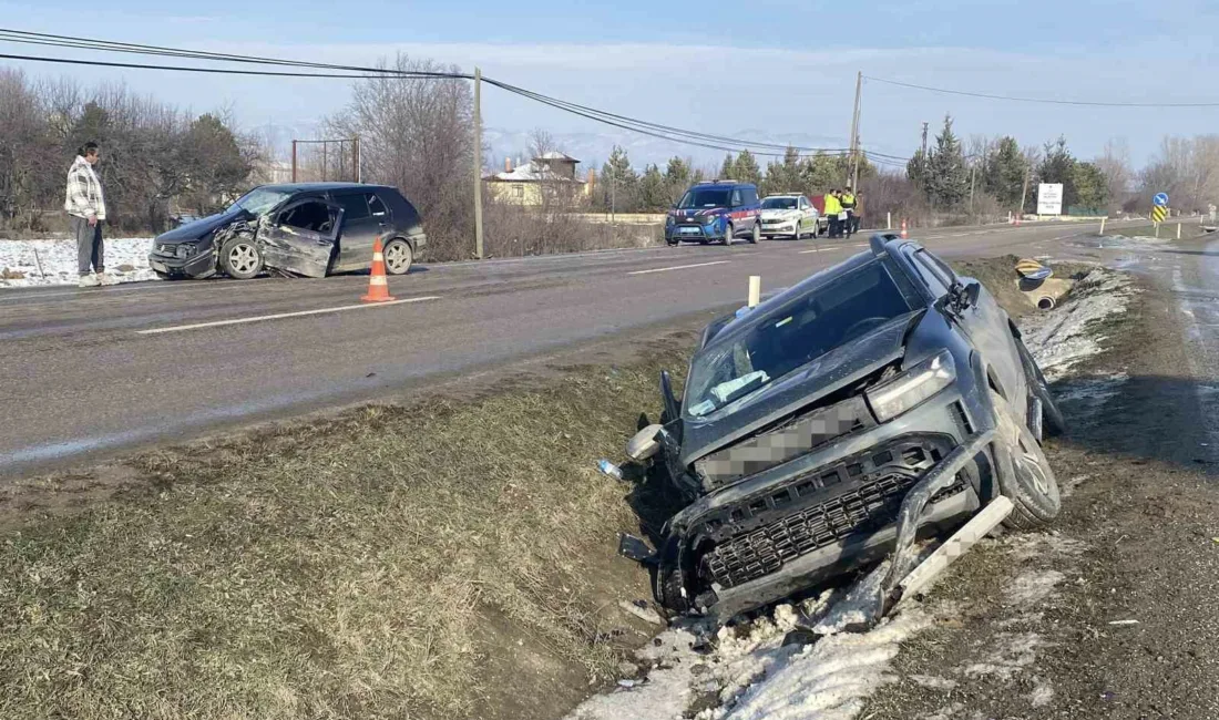 Kastamonu’da cip ile otomobilin çarpışması neticesinde meydana gelen kazada 3