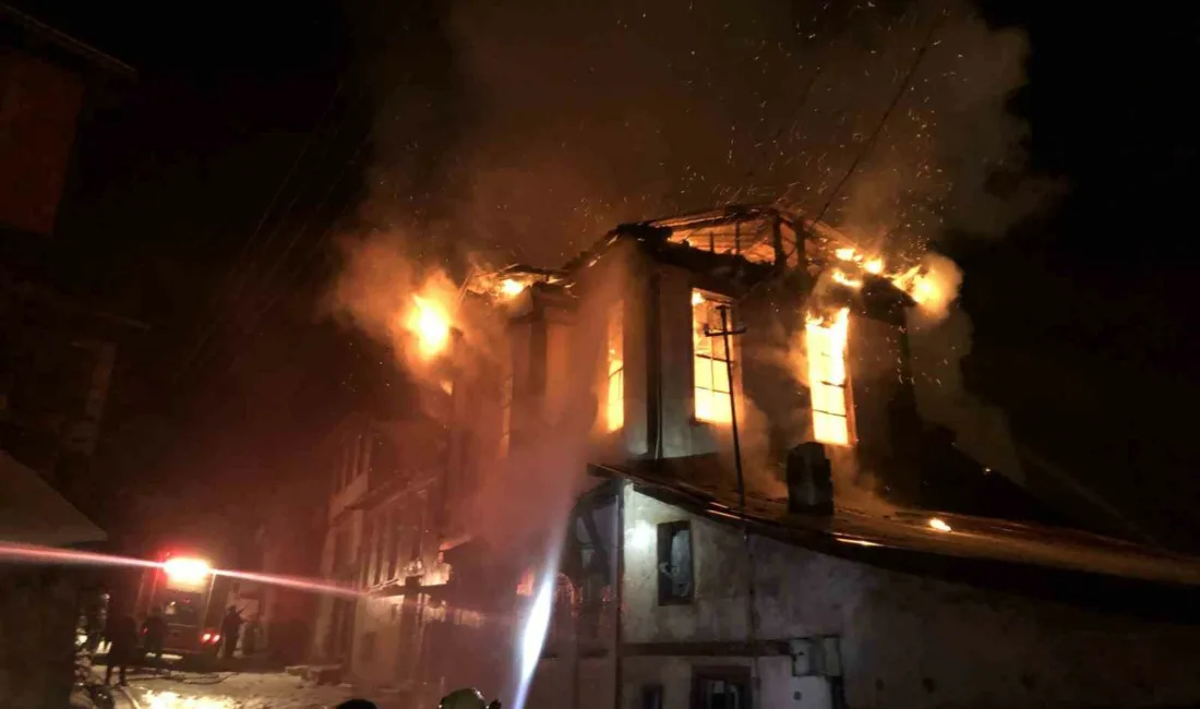 Kastamonu’nun tadilat halindeki tarihi üç katlı konak, çıkan yangında küle