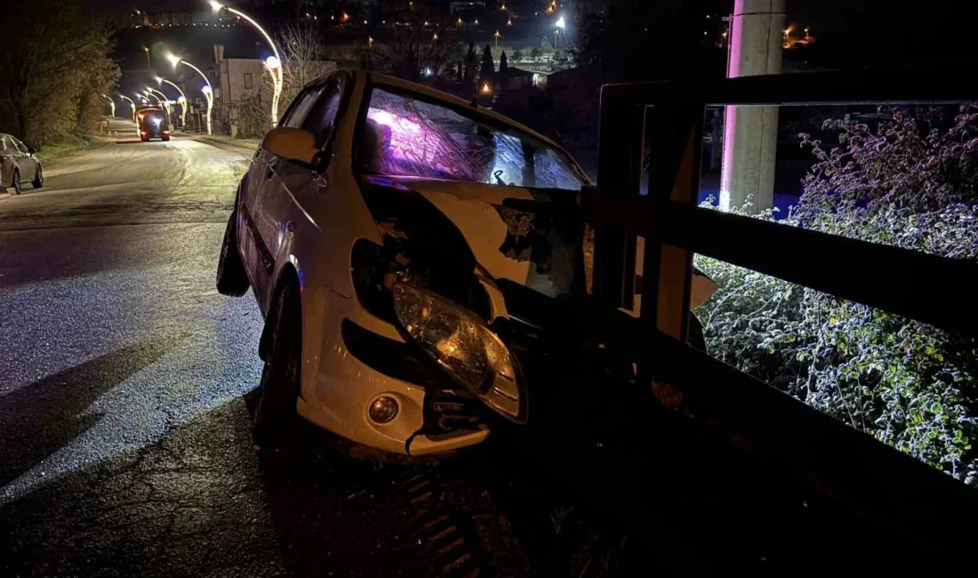 Kocaeli’de göl üstü geçiş köprüsü kenarına çarparak hurdaya dönen otomobilin