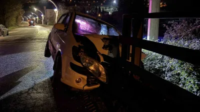 Kocaeli’de göl üstü geçiş köprüsü kenarına çarparak hurdaya dönen otomobilin
