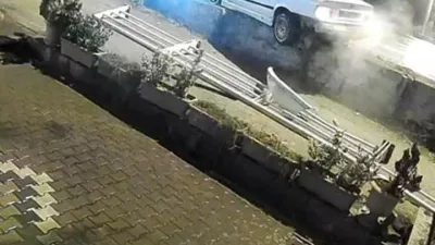 Karabük’te yağışlı havanın etkisi ile yolda çıkarak kayan bir otomobil