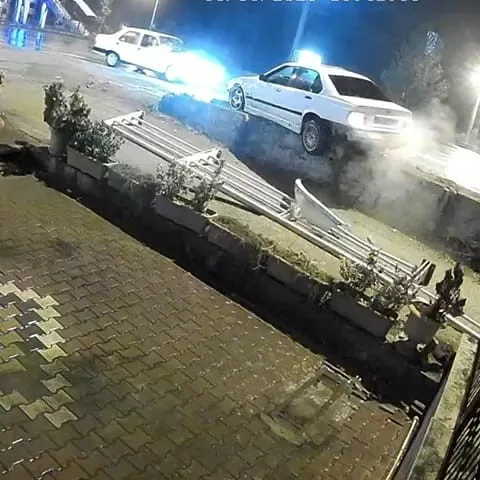Karabük’te yağışlı havanın etkisi ile yolda çıkarak kayan bir otomobil