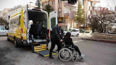 Keçiören Belediyesi’nin sosyal belediyecilik anlayışıyla yürüttüğü Engelsiz Taksi hizmeti, engelli