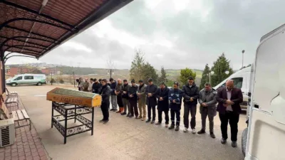 Kocaeli’de kimsesiz bir vatandaşın cenazesi, belediye ekiplerince toprağa verildi. Defin