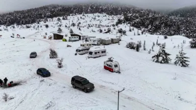 Ankara’nın Kızılcahamam ilçesinde bulunan Işık Dağı eteklerindeki Karagöl Jeositi, kar