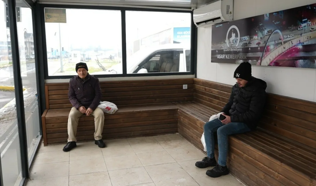 Düzce Belediyesi’nin öz kaynaklarıyla üretilen akıllı duraklar, otobüs bekleyen vatandaşlara