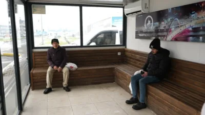 Düzce Belediyesi’nin öz kaynaklarıyla üretilen akıllı duraklar, otobüs bekleyen vatandaşlara