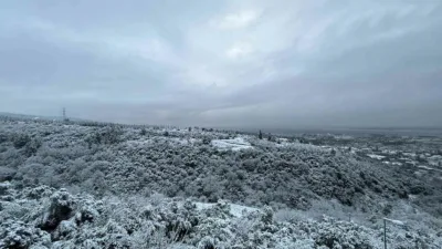 Kocaeli’de gece saatlerinde etkili olan kar yağışı, kenti beyaza bürüdü.