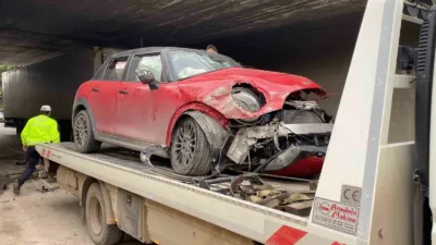 Kocaeli’nin İzmit ilçesinde kontrolden çıkarak köprü ayağına ve duvara çarpan