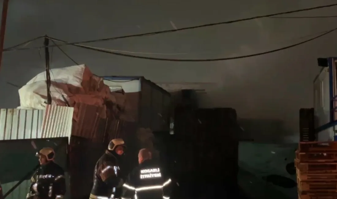 Kocaeli’nin Çayırova ilçesinde palet deposunda çıkan yangın, itfaiye ekiplerinin müdahalesiyle