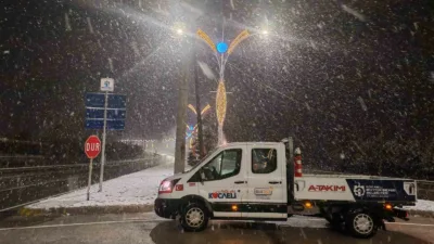 Kocaeli’de gece saatlerinde başlayan kar yağışı, sabah itibariyle yüksek kesimlerde