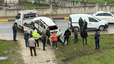 Sakarya’nın Akyazı ilçesinde kontrolden çıkan otomobil, belediye aracına çarparak takla