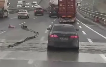 Kuzey Marmara Otoyolu’nun Kocaeli geçişinde seyir halindeki tırın fırtına nedeniyle