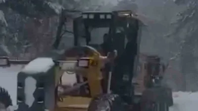 Bolu’nun Mengen ilçesinde etkili olan kar yağışı sonrası köy yollarında